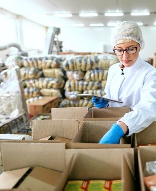 jeune-employe-race-blanche-uniforme-sterile-aide-tablette-pour-logistique-interieur-usine-alimentaire_232070-493